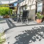 Diephaus Terrassenplatte Rima Basalt, 60x40 cm, auf einer Terrasse mit Gartenmöbeln.
