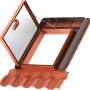 Geöffneter Velux Dachausstieg GVT 103, ziegelrot, mit Wärmedämmung. Fenster-Zubehör für Handwerker.