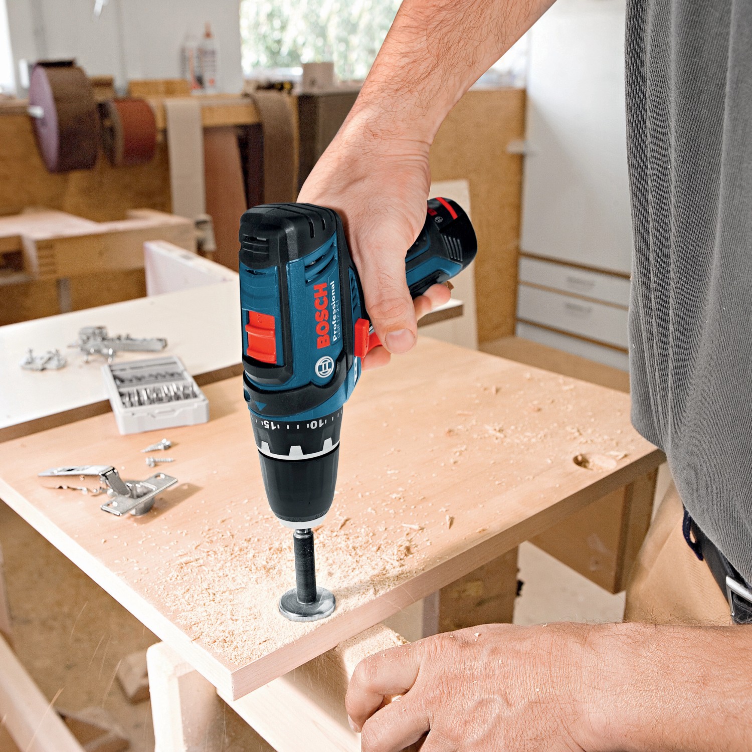 Bosch Professional Akku-Bohrschrauber GSR 12V-15 im Einsatz beim Bohren in Holz.