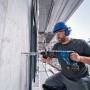 Bosch Professional Akku-Bohrhammer GBH 18V-28 DC im Einsatz beim Bohren in Betonwand.