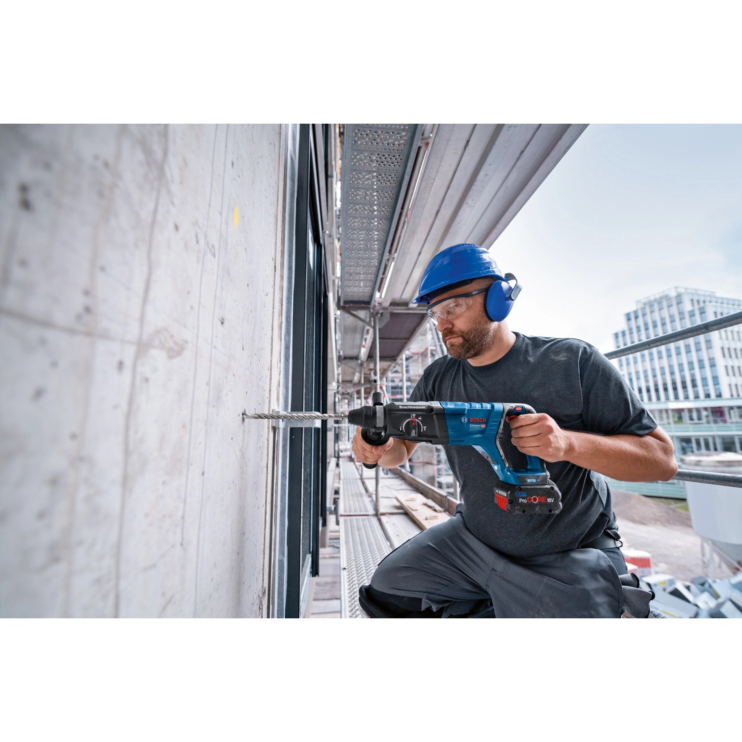Bosch Professional Akku-Bohrhammer GBH 18V-28 DC im Einsatz beim Bohren in Betonwand.