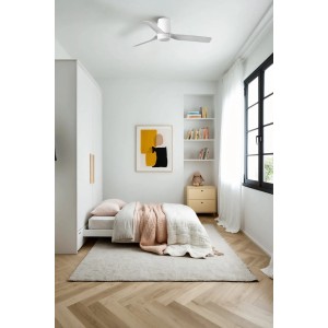 Weißer FARO Mini Punt Tub Deckenventilator (90 cm) mit Fernbedienung im Schlafzimmer.