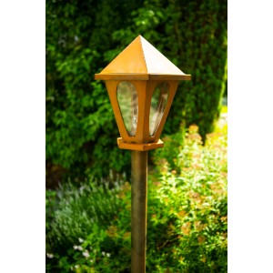 Rostfarbene Ferrum Art Design Laterne aus Metall und Acrylglas, 210 cm hoch, für Gartenwege.