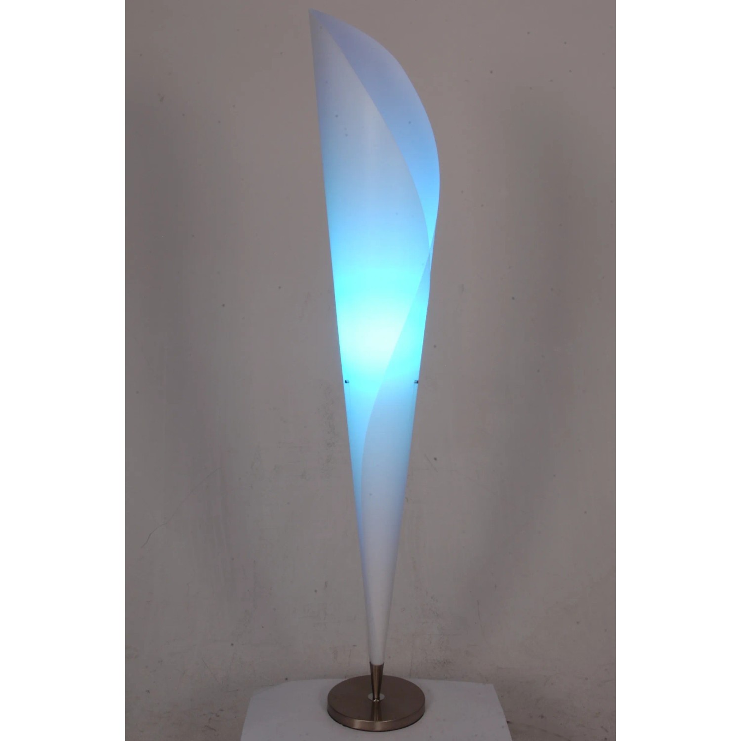Weiße Näve Stehleuchte Tulip im Design einer Tulpe, Stahlfuß, Höhe 162cm.