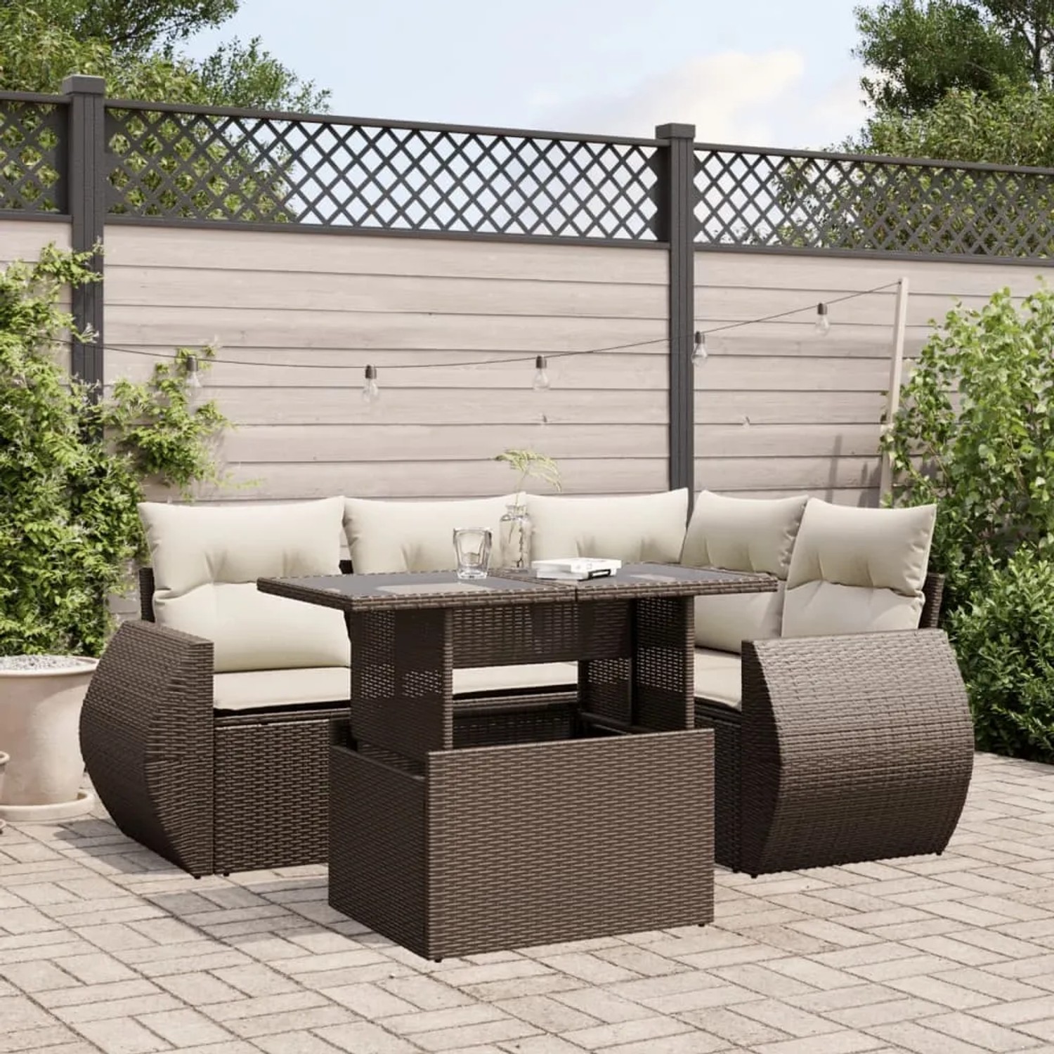 Braune 5-tlg. vidaXL Garten-Sofagarnitur aus Rattan mit Tisch und cremefarbenen Kissen.