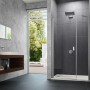 Hüppe Schwingtür Design Pure mit Nebenteil in Silber Matt, eingebaut in Nische im modernen Bad.