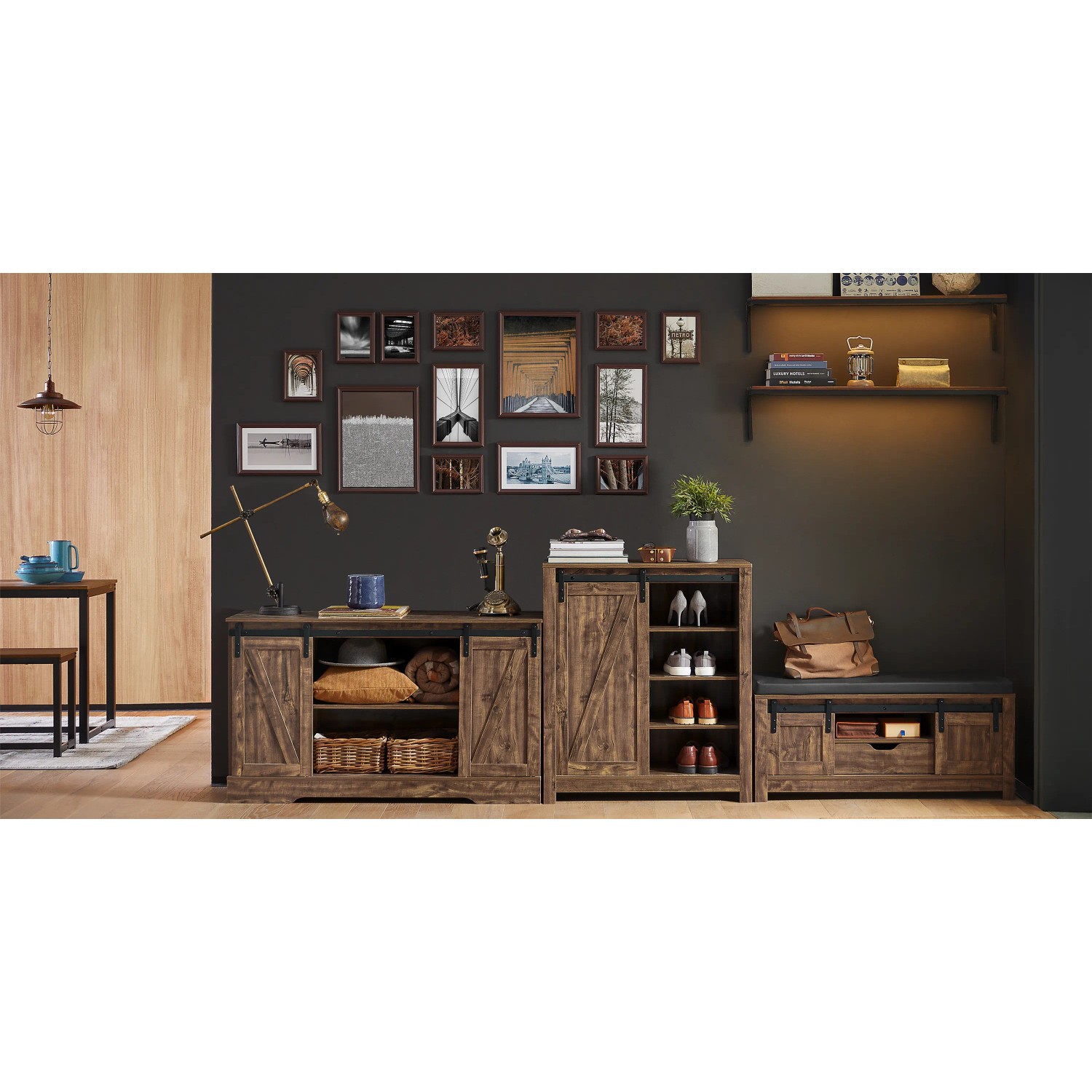 SoBuy Sideboard FSB60-N aus Holz im Wohnzimmer mit Schiebetüren und Regalen.