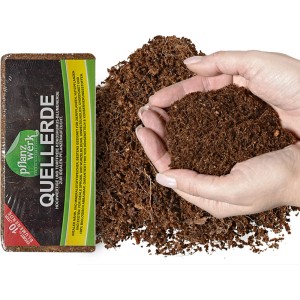 Pflanzwerk Quellerde: Kokoserde, torffrei, in Händen gehalten, mit Quelltablette im Hintergrund.