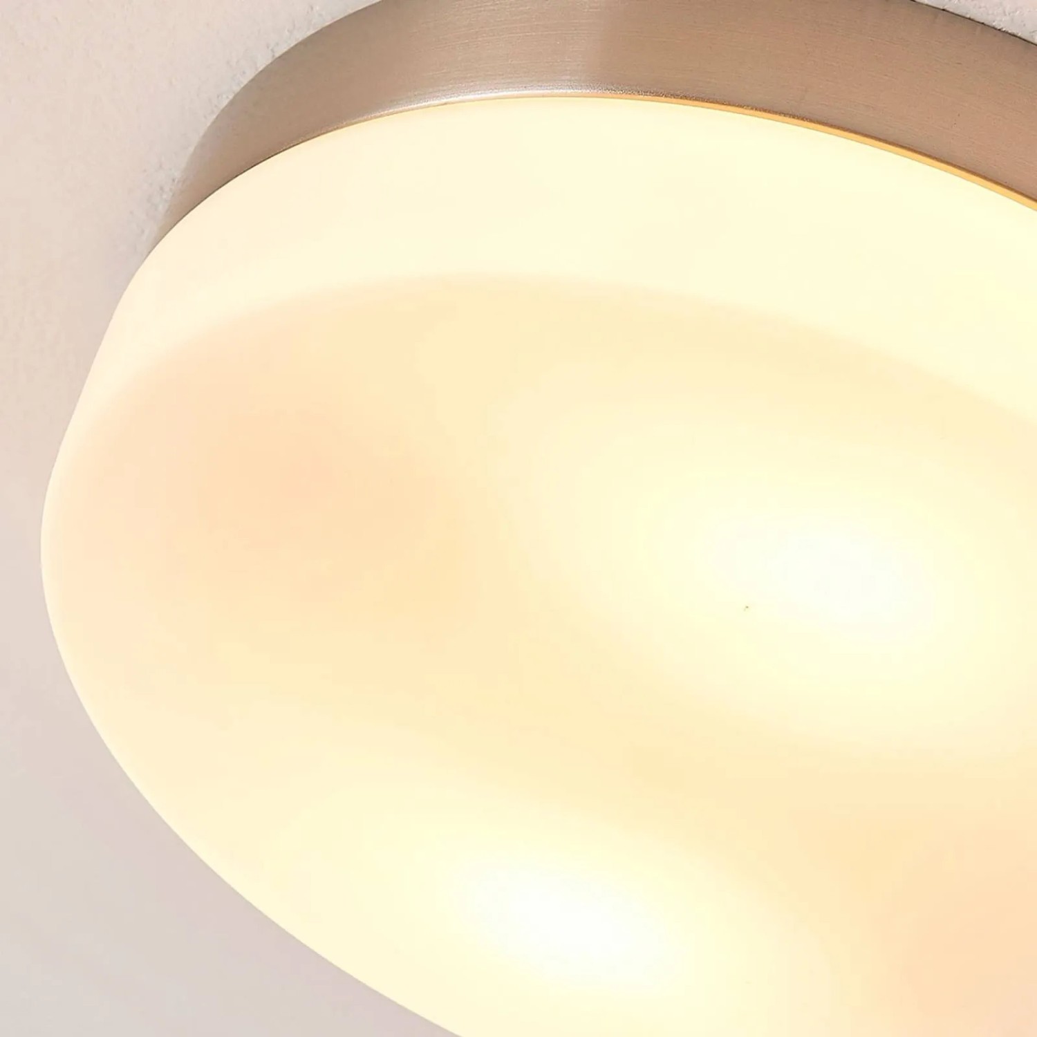 Moderne Lindby Deckenlampe Amilia, 2-flammig, aus Metall und Glas für Bad und Feuchträume.