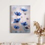 Leinwandbild mit blauen Blumen, florales Motiv im Hochformat für Wohn- und Schlafzimmer.