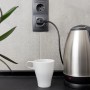 Shelly Plug S Gen3 Smart-Stecker in Weiß im Einsatz mit Wasserkocher in Küche.