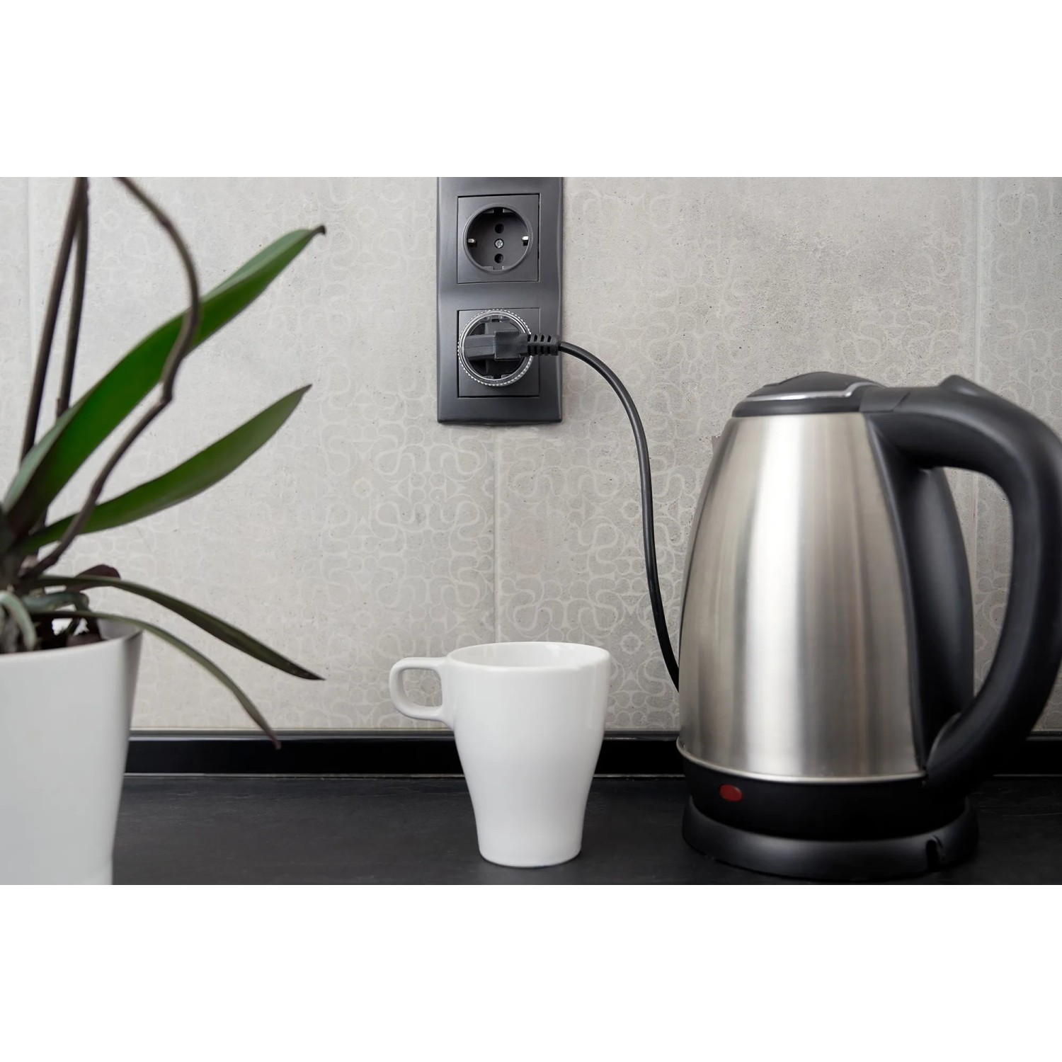 Shelly Plug S Gen3 Smart-Stecker in Weiß im Einsatz mit Wasserkocher in Küche.