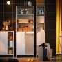 SoBuy Hochschrank BZR155-W im Badezimmer mit Wäschekorb und Badutensilien.
