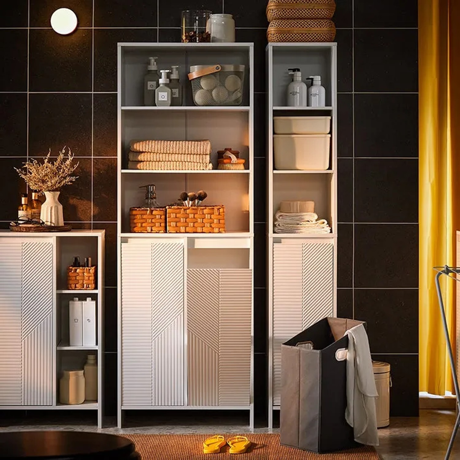 SoBuy Hochschrank BZR155-W im Badezimmer mit Wäschekorb und Badutensilien.