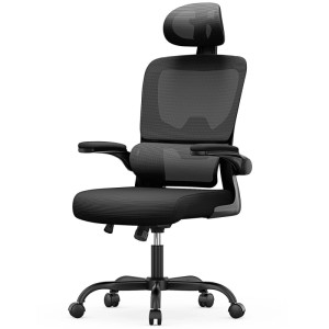 Schwarzer Rattantree Drehstuhl mit Wippfunktion, Kopf- und Klapparmlehnen für Büro/Homeoffice.