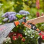 Gardena AquaCount Bewässerungsbrause in Aktion: Hand bewässert Pflanzen mit Brause und digitaler Wasseranzeige.