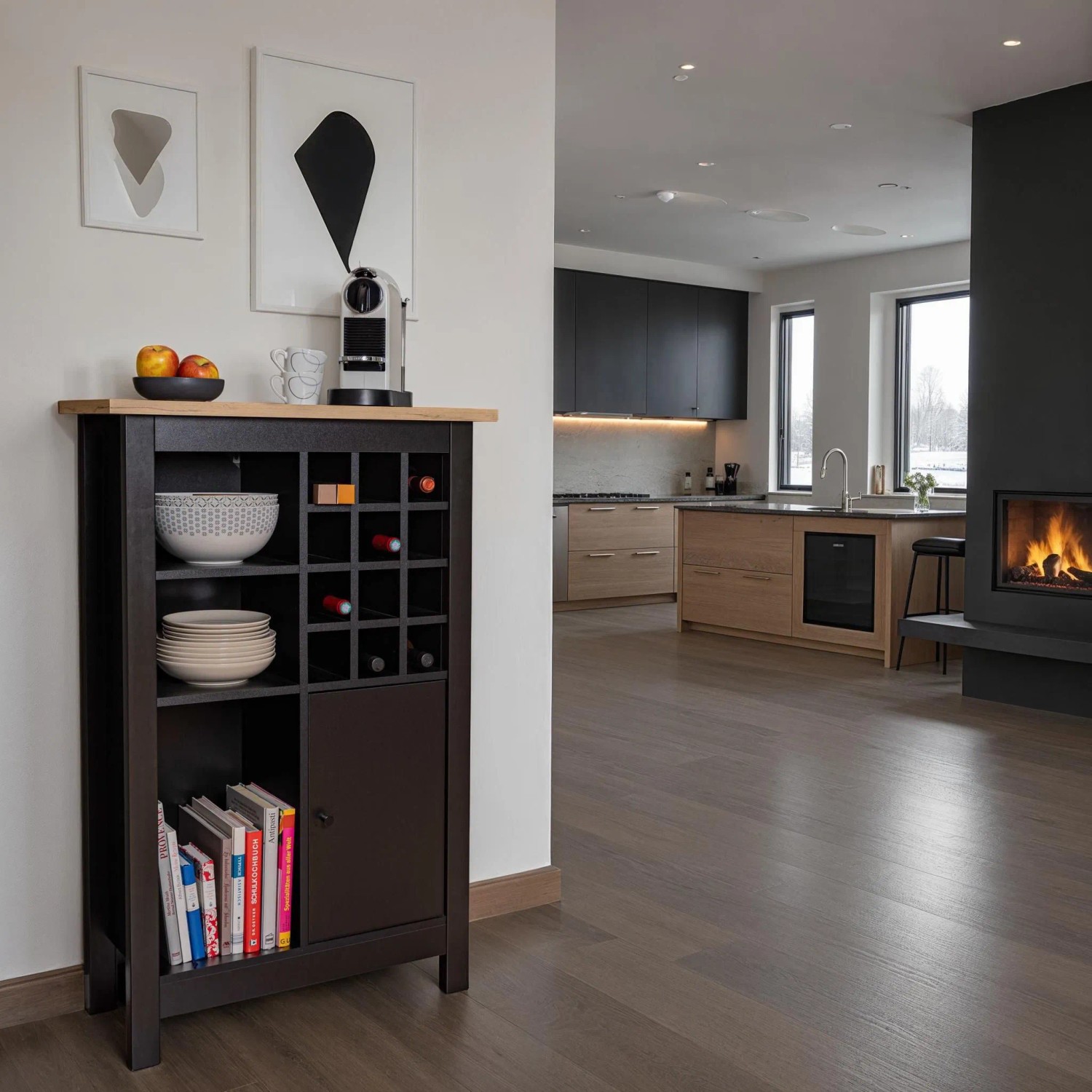 Schwarzer Weinschrank Helina mit Holzplatte, Fächern und Tür im modernen Design.