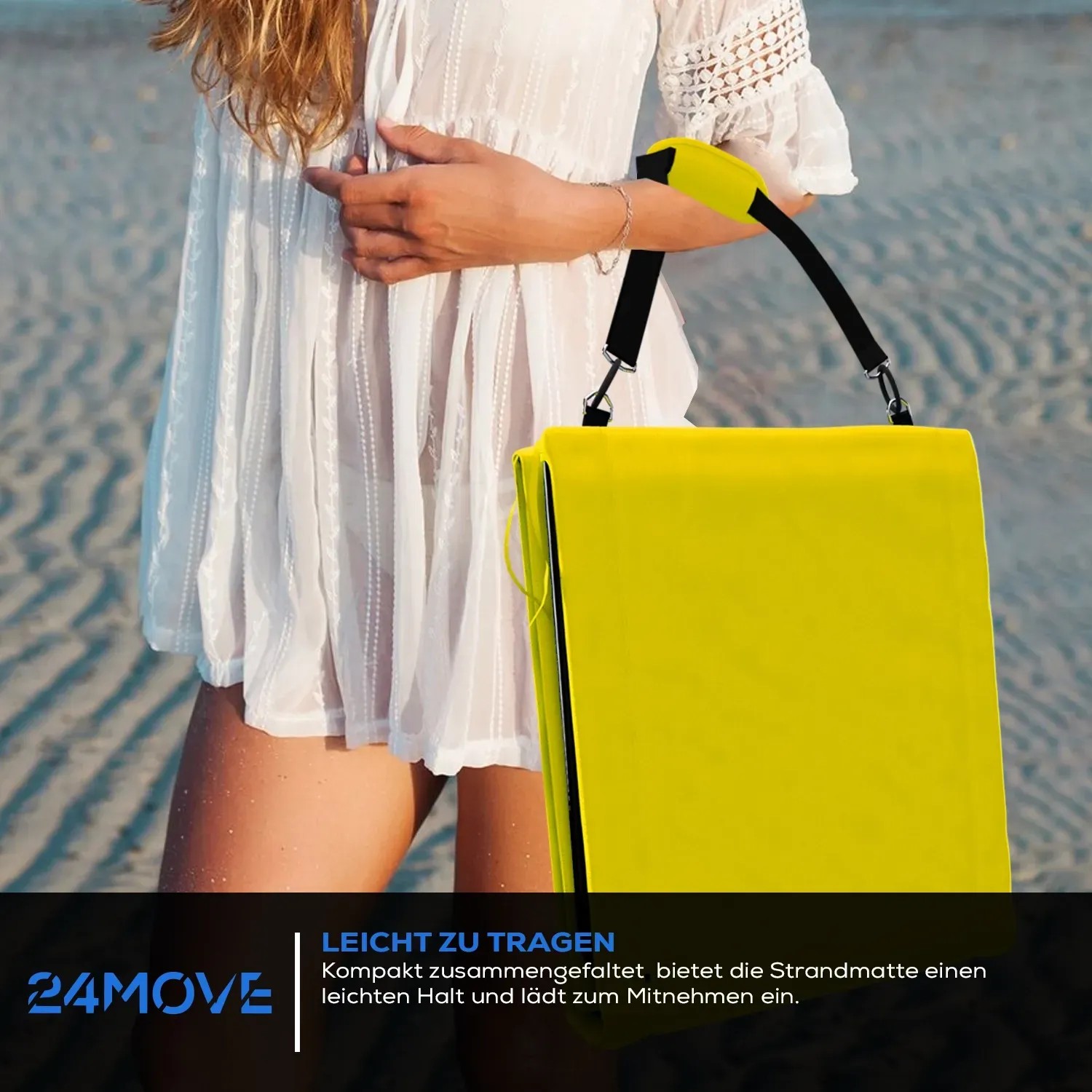 Gelbe 24MOVE Strandmatte, klappbar mit Rückenlehne und Tragegurt, getragen am Strand.