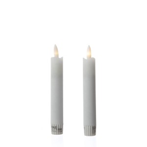 Zwei weiße LED Stabkerzen (H 15cm) in Rustik-Optik aus Echtwachs für stimmungsvolle Tischdeko.