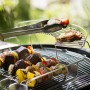 Rösle Grillspieße mit Halterung (6-tlg.) auf Grill mit Grillgut.