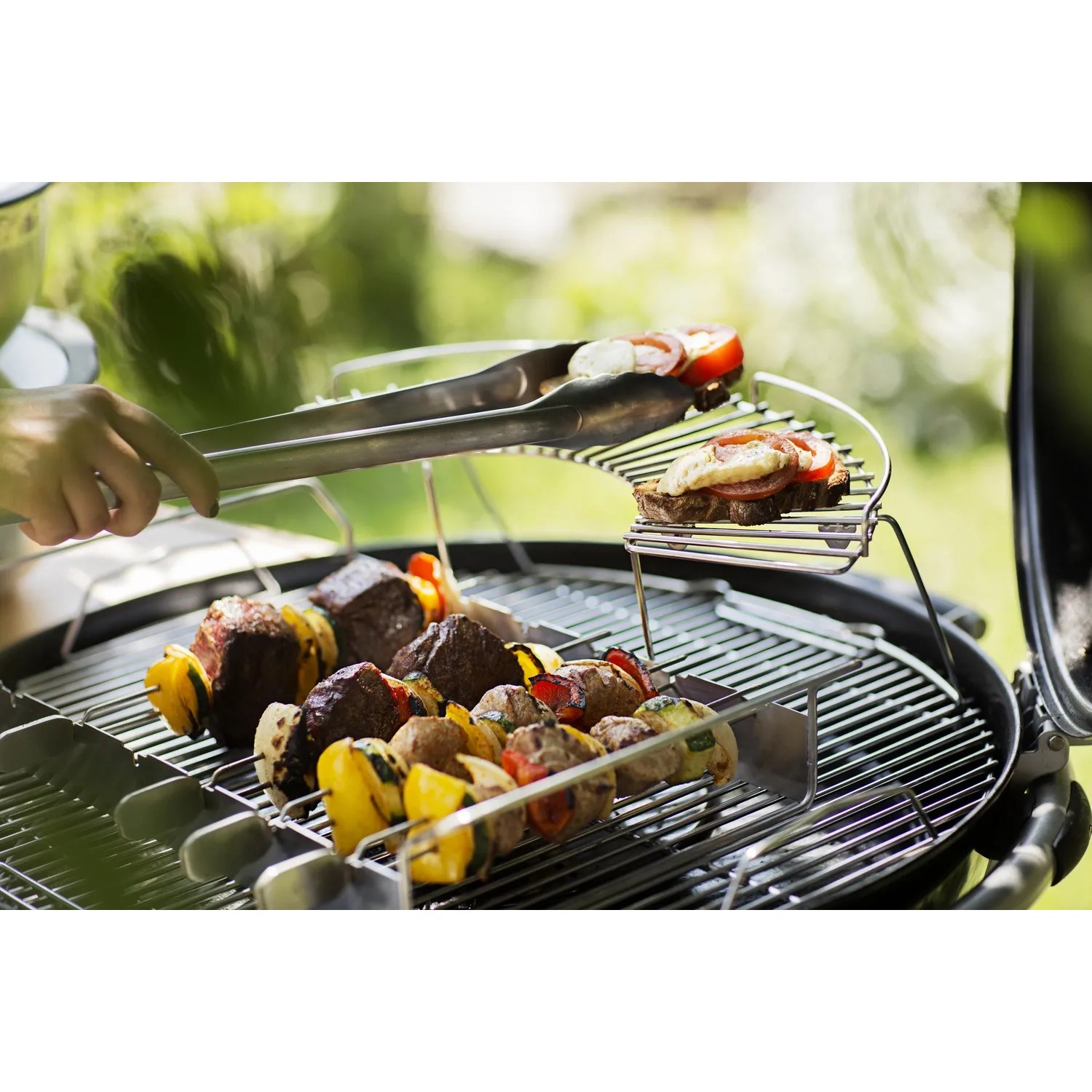 Rösle Grillspieße mit Halterung (6-tlg.) auf Grill mit Grillgut.