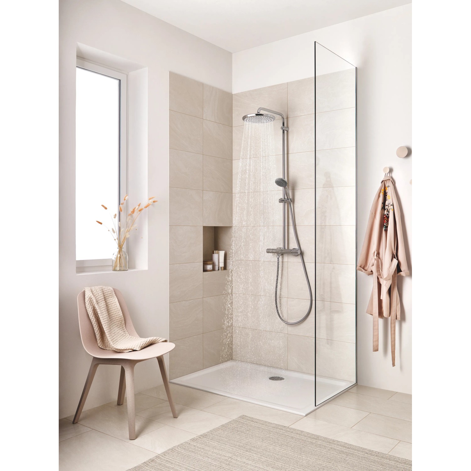 Grohe QuickFix Duschsystem Vitalio Start 250 mit Thermostat in moderner Dusche mit Glaswand.