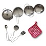 Zubehör-Set für Home Deluxe Spielküche Mandu: Töpfe, Sieb, Pfannenwender, Zange und Topflappen.