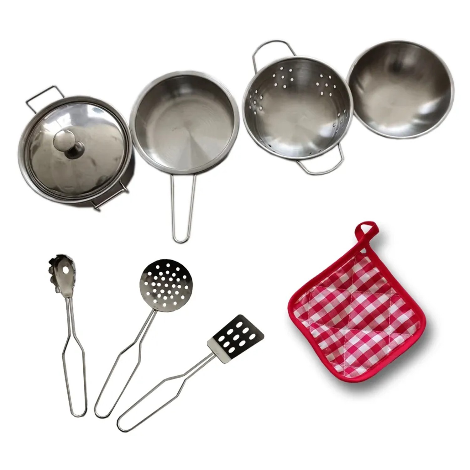 Zubehör-Set für Home Deluxe Spielküche Mandu: Töpfe, Sieb, Pfannenwender, Zange und Topflappen.
