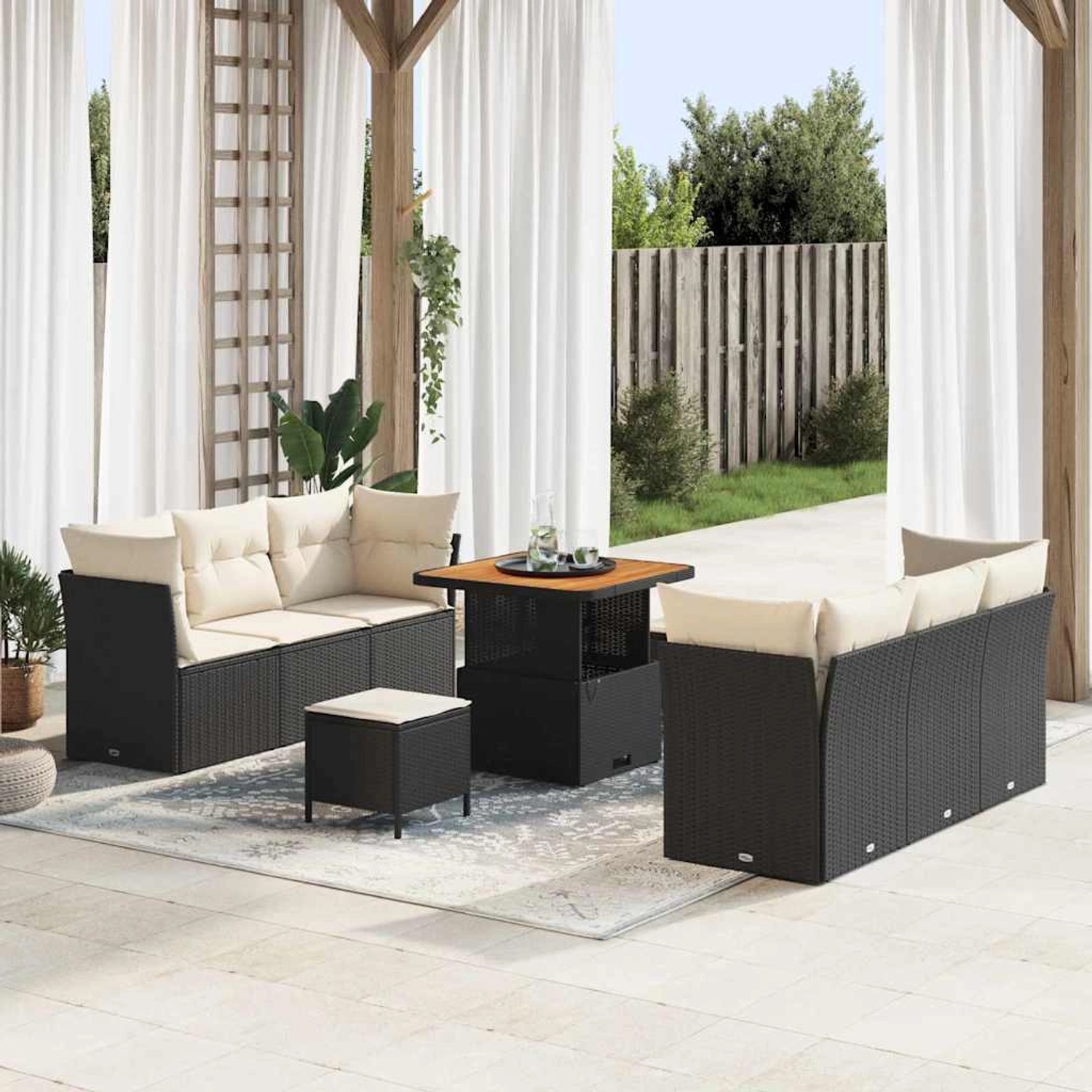 9-teiliges Garten-Sofa-Set aus schwarzem Rattan mit Akazienholz-Tisch und beigen Kissen.