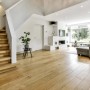 Heller Parkettboden und Holztreppe in modernem Wohnraum, geschützt mit mattem Parkettlack & Treppenlack.