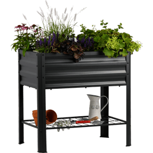 Metall-Hochbeet Kubus auf Stelzen (80x51x80cm) mit Pflanzen und Ablage für Gartenzubehör.