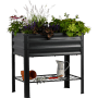 Metall-Hochbeet Kubus auf Stelzen (80x51x80cm) mit Pflanzen und Ablage für Gartenzubehör.