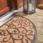 Halbrunde Fußmatte Coco Deluxe Light mit Reliefmuster, 45x75 cm, vor einer Haustür.