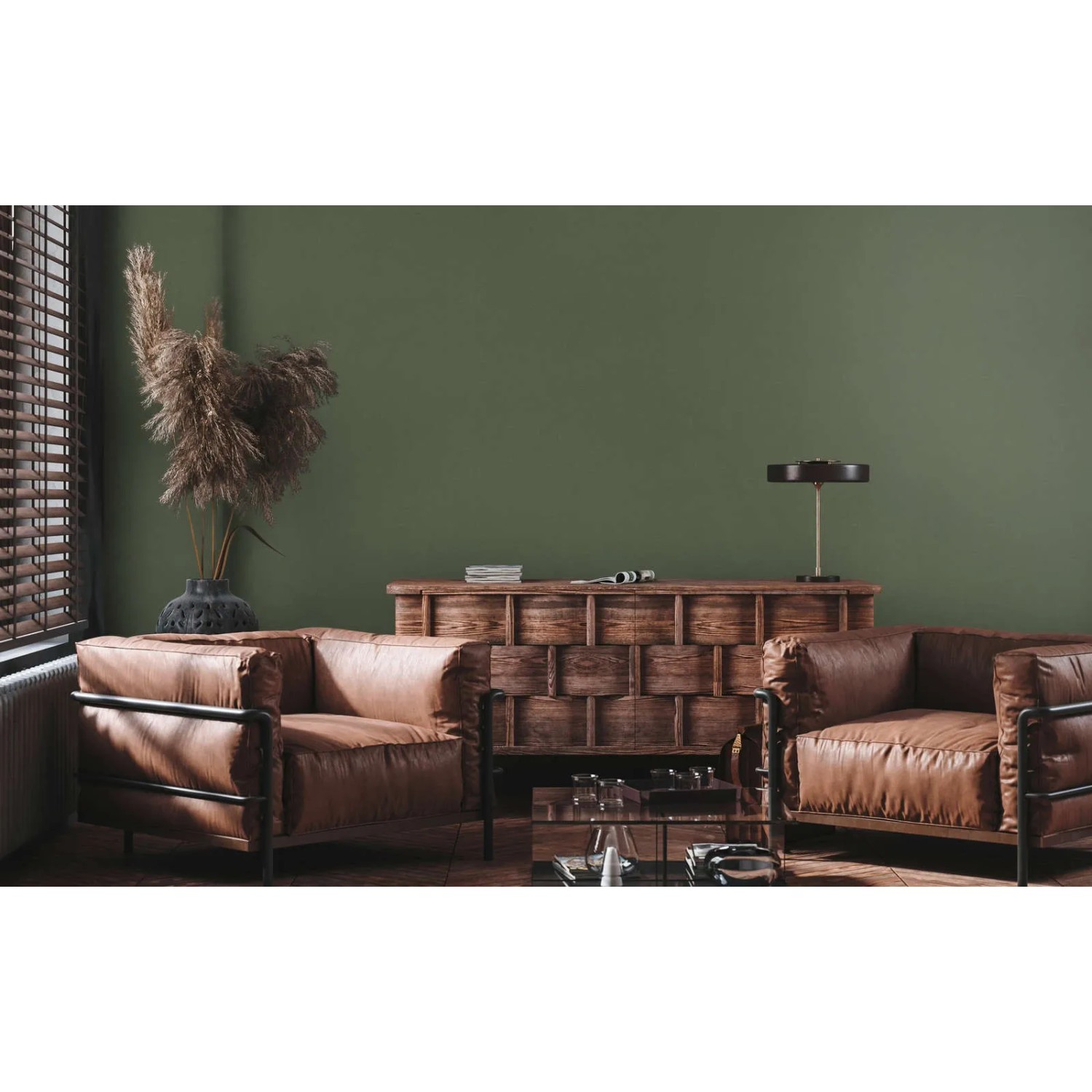 Wohnzimmer mit dunkelgrüner Bricoflor Vliestapete in Oliv Uni und braunen Ledersesseln.