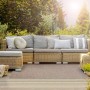 Wetterfester KARAT Outdoor Teppich Trani in Braun auf Terrasse mit Gartenmöbeln.