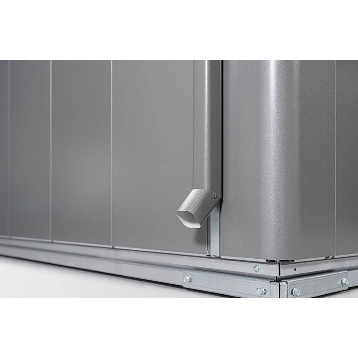 Biohort Gerätehaus Neo in Quarzgrau-Metallic. Detail der feuerverzinkten Metallwand, stabiler Basis und Entwässerungsrohr.