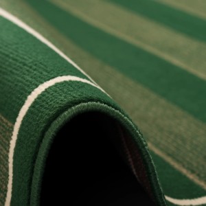 Detailansicht des grünen Pergamon Trendline Teppichs "Fußballplatz" (80x150cm) mit Streifen.