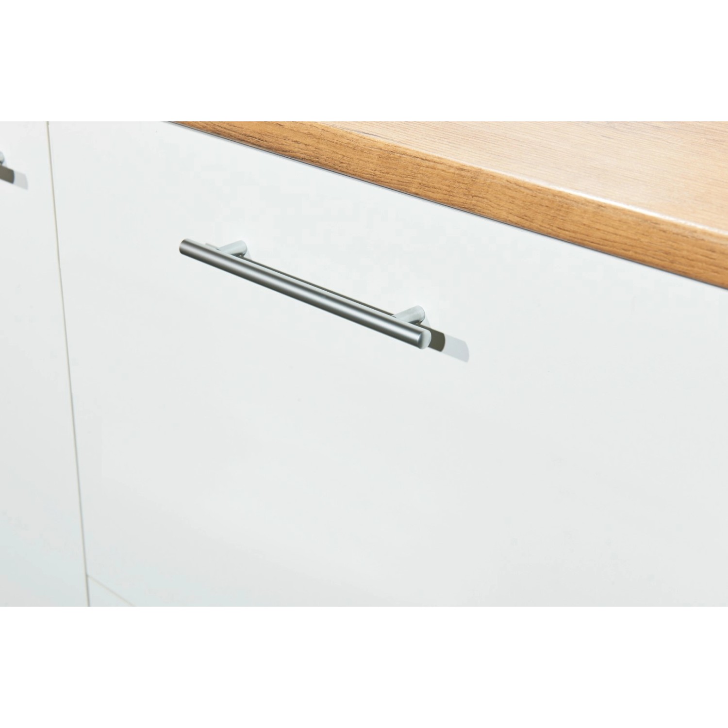 Detailaufnahme: Weiße Respekta Kücheninsel Hilde mit Metallgriff und Holz-Arbeitsplatte.