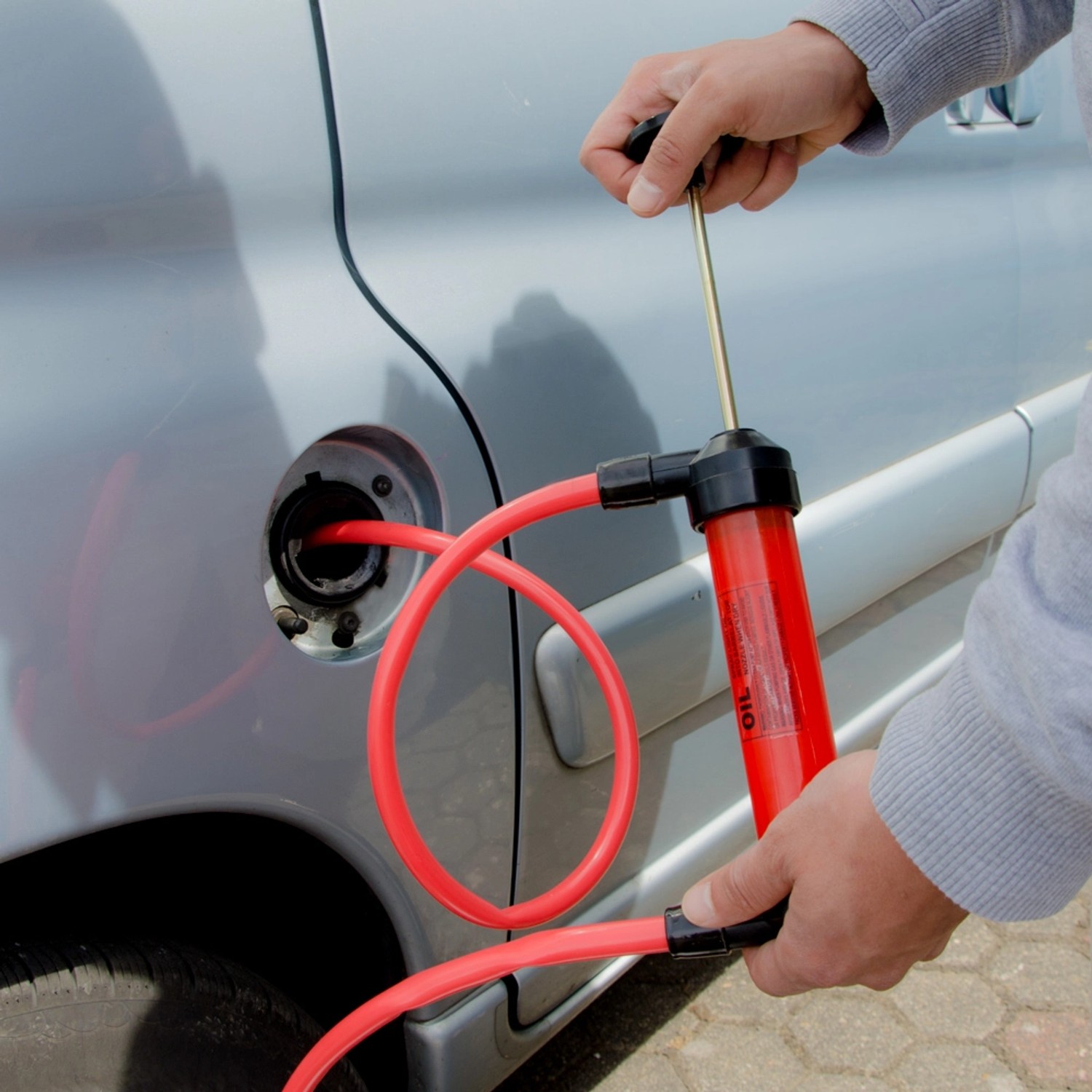 eyepower Universal Siphonpumpe beim Abpumpen von Flüssigkeit aus einem Auto.