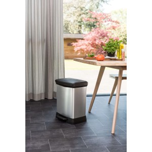 Curver Decobin Mülleimer, 30 l, silber metallic, mit Fußpedal in einer Küche.