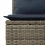 Detailaufnahme graue Garten-Sofagarnitur aus Rattan mit blauem Kissen. Gartenmöbel für Terrasse und Garten.