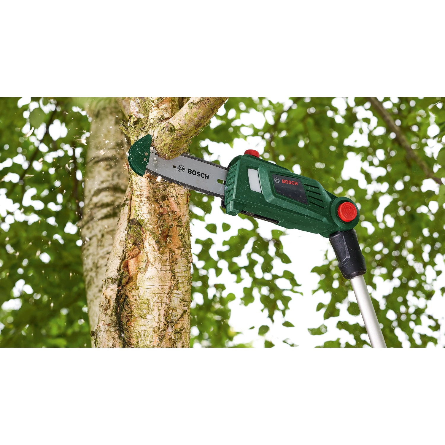 Bosch Akku Teleskop-Kettensäge UniversalChainPole 18 schneidet einen Ast. Grüner Hochentaster mit Sägekette in Aktion, Sägespäne fliegen.