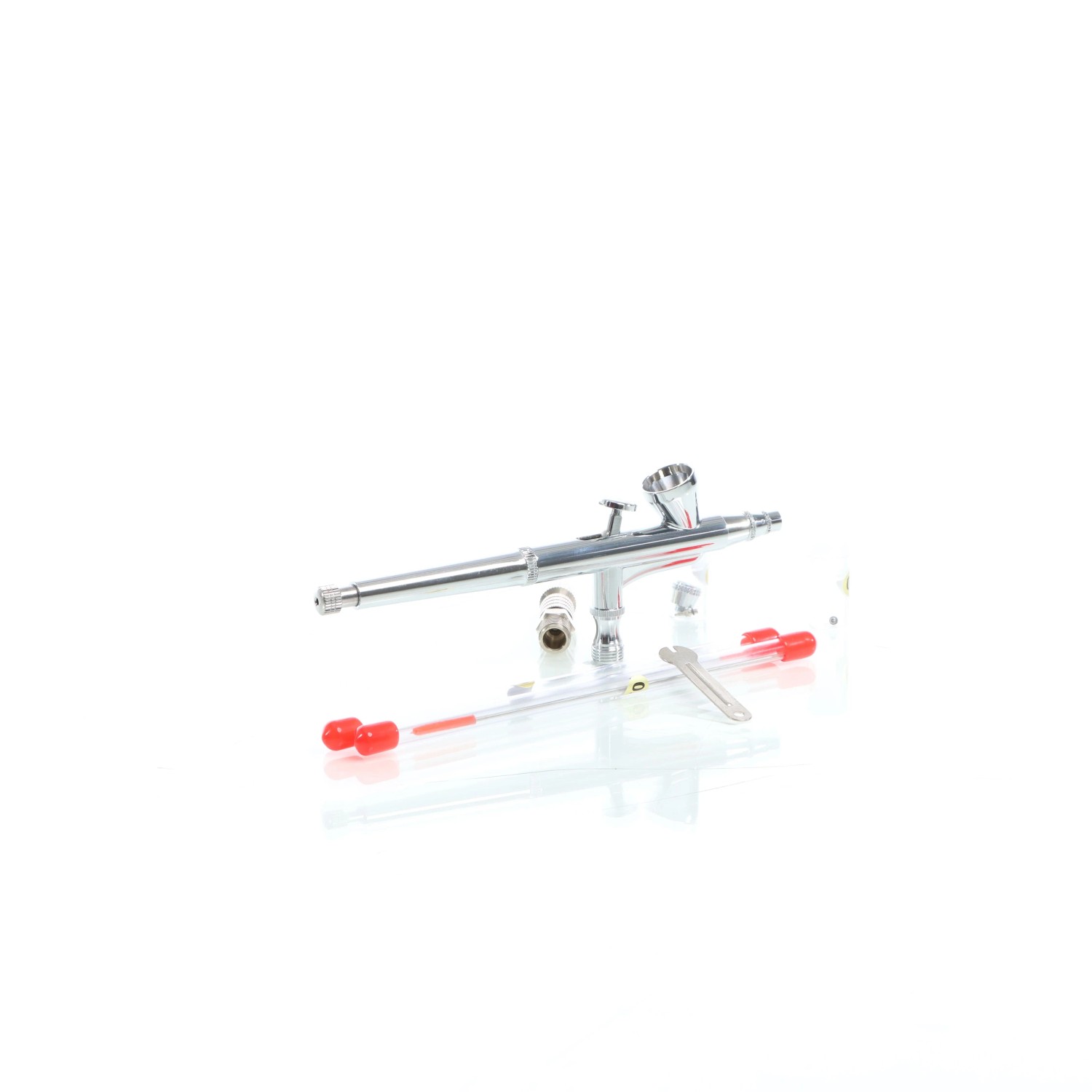 Silberne Airbrush Pistole mit Double Action Funktion und verschiedenen Düsen. Präzises Sprühgerät für Modellbau.