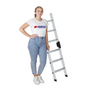 PROREGAL Stufen-Anlegeleiter mit 6 Stufen, Aluminium, neben einer Frau stehend.