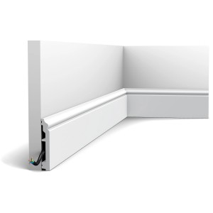 Weiße ORAC DECOR Sockelleiste SX173-RAL9003 AXXENT CONTOUR (2m) an einer Wand.