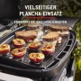 Weber Gasgrill Q2200N mit Grillgut auf Plancha Einsatz. Pfirsiche und Sandwiches werden gegrillt.
