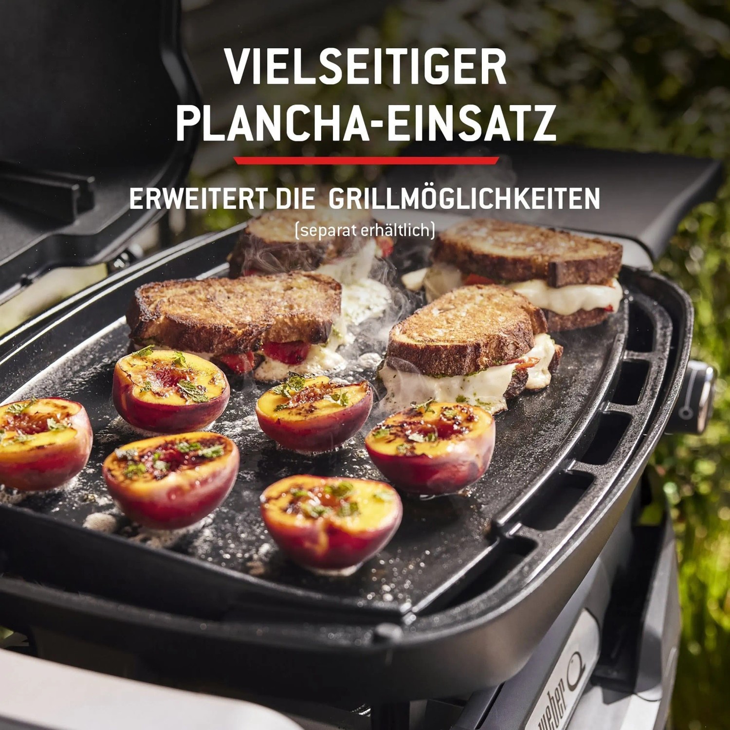 Weber Gasgrill Q2200N mit Grillgut auf Plancha Einsatz. Pfirsiche und Sandwiches werden gegrillt.
