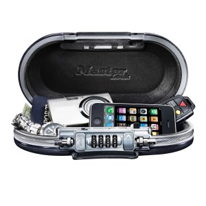 Master Lock Sicherheitskassette Grau, geöffnet mit Inhalt: Handy, Kamera, Pass, Uhr, Autoschlüssel.