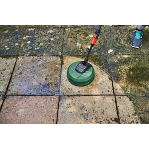 Bosch Terrassenreiniger AquaSurf 250 in Grün/Schwarz reinigt Terrassenplatten. Eine Hälfte ist sauber, die andere noch schmutzig.