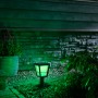 Philips Hue Econic LED-Sockelleuchte im Garten, leuchtet grün. Intelligente Gartenbeleuchtung.